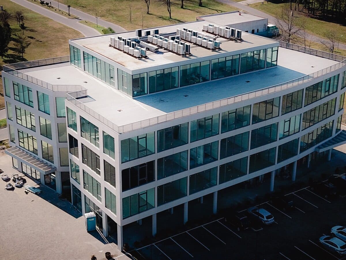 Vista aérea del edificio Downtown Greenville, donde funciona BioCrono Salud