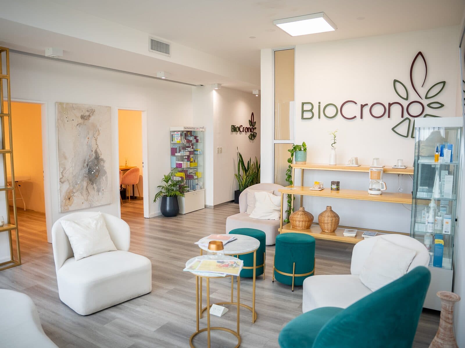 Recepción de BioCrono Salud con la marca en la pared, sillones y estar de espera